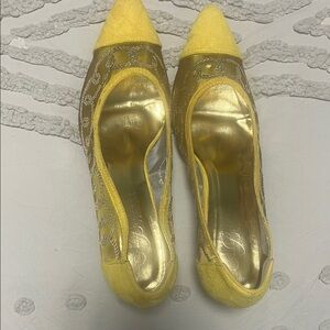 Elegant Yellow Lace pumps 8.5w